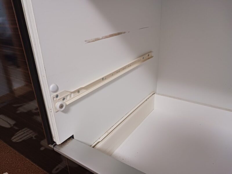 オーナー様宅でキッチンの引出しレールの交換を行いました。